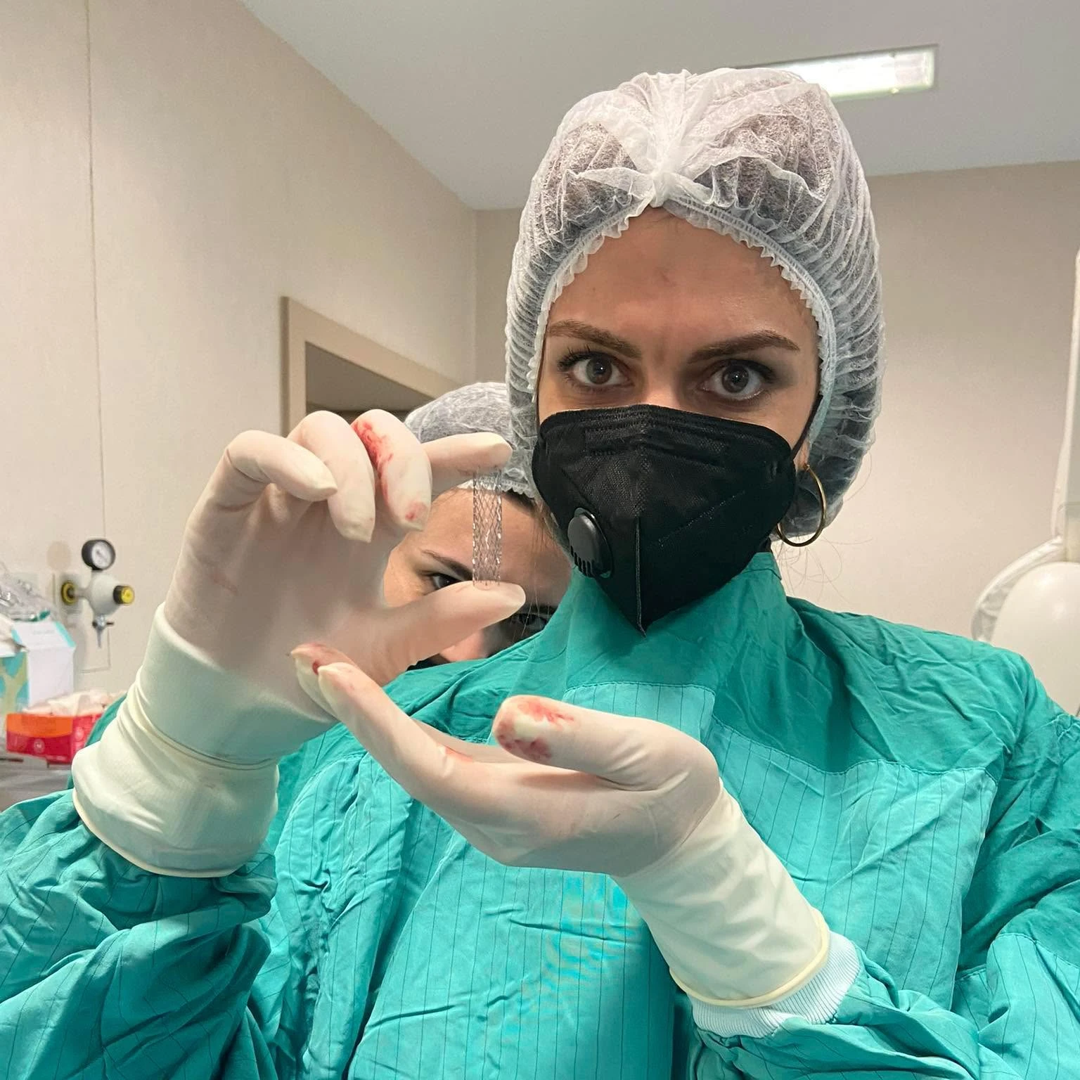 Dr. Şəfa Şahbazova kateter laboratoriyasında koronar stenti göstərir